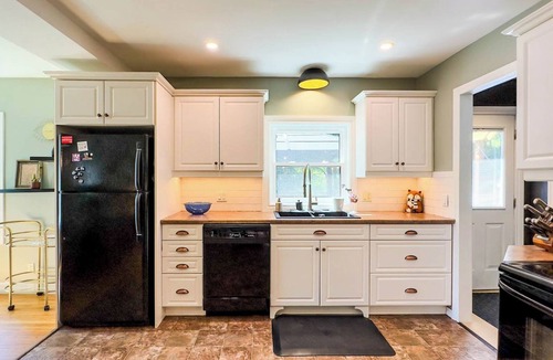 Bayfield Cottage | Louisa Landing - Beautiful Fenced Yard!
