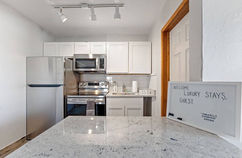 Union Park Apartment | Lovely 2 Bedroom Rental Blocks Away From Allianz!