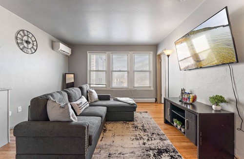 Union Park Apartment | Lovely 2 Bedroom Rental Blocks Away From Allianz!