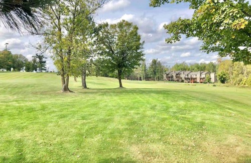 Hill City Apartment | Lovely 2-bedroom villa on The Hills Golf Course