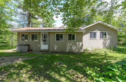 North Frontenac House | Lovely 3 bedroom family cottage on pristine Lake Kaswakamak.