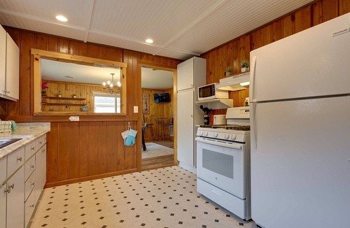 Au Gres Cottage | Lovely Au Gres Cottage w/Hot Tub: Walk to Beach!