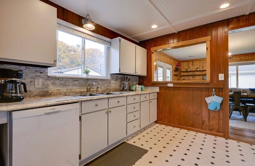 Au Gres Cottage | Lovely Au Gres Cottage w/Hot Tub: Walk to Beach!