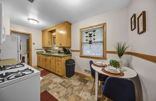 Minneapolis House | Lovely Home in Minneapolis - Modernly and Freshly Decorated. Game Room/Yard