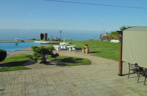 Stoney Creek Villa | Lovely Lake House, California Chic, HEATED POOL, lakefront, EV charging.