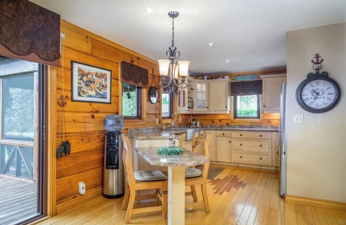 Port Dover Cottage | Lovely log cottage by the lake