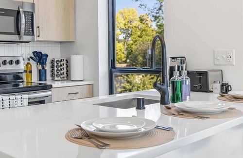 St. Anthony West Apartment | Lux 2BD Gym, Rooftop, Street Parking by DT, UMN