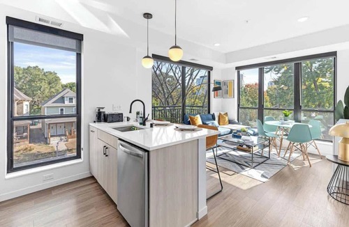 St. Anthony West Apartment | Lux 2BD Gym, Rooftop, Street Parking by DT, UMN