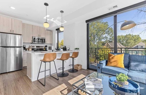 St. Anthony West Apartment | Lux 2BD Gym, Rooftop, Street Parking by DT, UMN