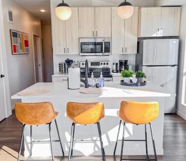 St. Anthony West Apartment | Lux 2BD Sofa Bed DT &UMN GYM Free Street parking