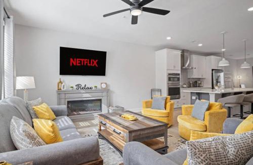 Wake Forest House | Lux Downtown Condo Rooftop Terrace EV Charger!