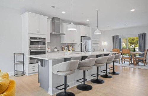 Wake Forest House | Lux Downtown Condo Rooftop Terrace EV Charger!