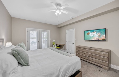 Buckhorn Cottage | LUX Lakefront: Sleeps18+Pickleball+HotTub+Sauna+Gym+Arcade+Basketball+Volleyball
