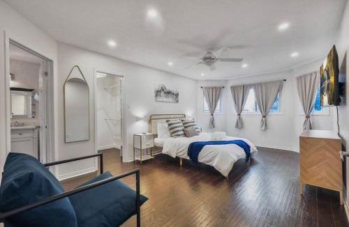Whitby House | Luxe 4BR Retreat w Heated Pool Hot Tub and BBQ
