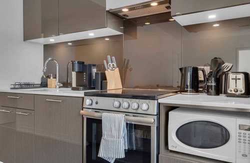 Garden District Hotel | Luxe Suites - Eaton Centre/Dundas Square