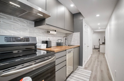 Cambridge House | Luxurious 1Bedroom/2 Bed/1Bath Apartment with WFH Setup