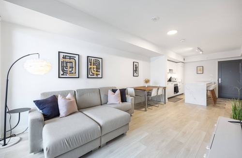 St. Lawrence Condo | Luxurious 2 Bdrm Condo - Midtown Leaside Toronto