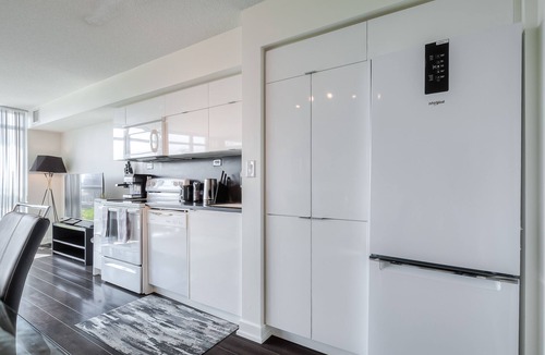 Bathurst Quay Apartment | Luxurious 2BR-2BATH,FreeParking,Lake View, Balcony