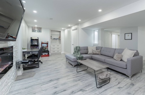 Markham Apartment | Luxurious Bright Basement Apartment!