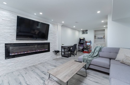 Markham Apartment | Luxurious Bright Basement Apartment!