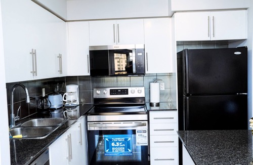 Downtown Mississauga Condo | Luxurious Condo by Celebration Square & Square One