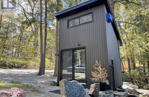 Leeds and the Thousand Islands House | Luxurious lakefront cottage.