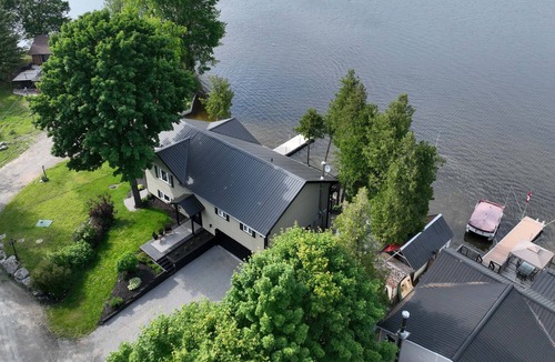 Erinsville House | Luxurious Lakeside cottage w/Hot Tub