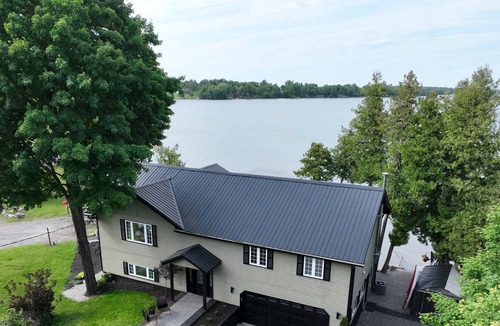 Erinsville House | Luxurious Lakeside cottage w/Hot Tub