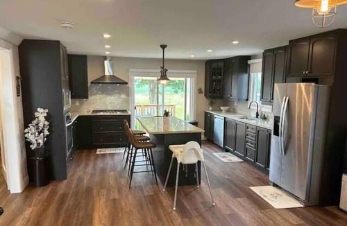 Hamilton House | Luxurious modern 4 season cottage on Lake Erie with hot tub