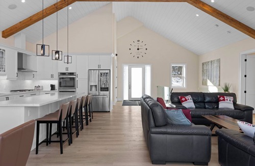 Lake of Bays Cottage | Luxurious Muskoka Retreat w/hot tub, sauna on a private 24 acre lot.