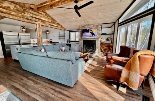 Wollaston Cottage | Luxurious pet friendly 4-bedroom cottage in Coe Hill with year round hot tub