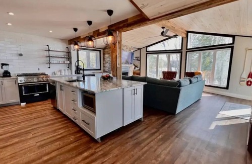 Wollaston Cottage | Luxurious pet friendly 4-bedroom cottage in Coe Hill with year round hot tub