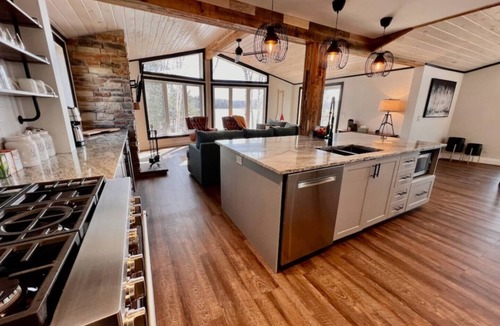 Wollaston Cottage | Luxurious pet friendly 4-bedroom cottage in Coe Hill with year round hot tub