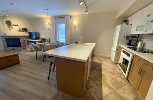 Oro-Medonte House | Luxurious Ski-In Ski-Out Jacuzzi Condo with King Bed, Pool, Gym and Sauna