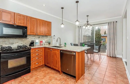Richmond Hill House | Luxurious Spacious Dream Home with Parking!