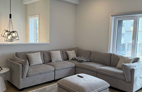 London House | LUXURIOUS SPACIOUS 3 BEDROOM TOWNHOUSE