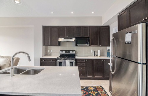 Ottawa Division House | Luxurious Tastefully Furnished 3 Bedroom Home in Ottawa