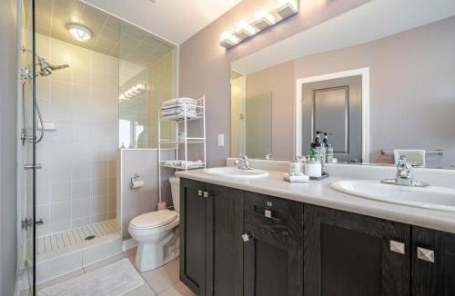 Bolton House | Luxurious Town Home in Bolton w. Hotub