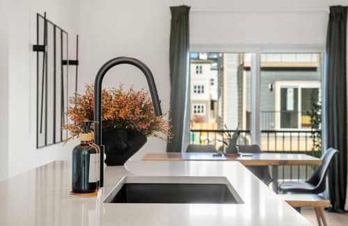 Springbank Hill House | Luxurious Townhome in Aspen with King Bed Large Dining Area and Sleeps 8