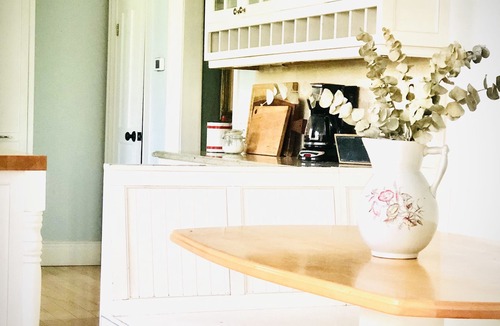 Prince Edward House | Luxurious Vacation Retreat - Pool, basketball court, pizza oven, central in PEC