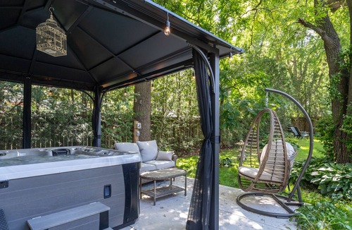 Simcoe Villa | Luxurious Victorian Home perfect for getaway! Sleeps 9, hot tub/sauna, fireplace
