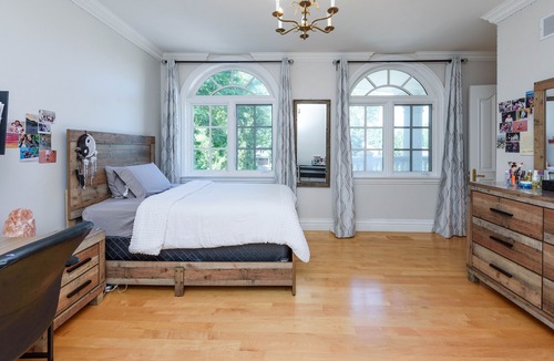 Clarkson-Lorne Park Villa | Luxurious Villa w/hot tub, fire pit, sauna and more!