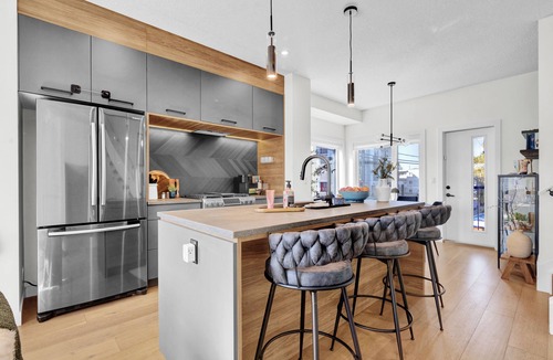 North Central Edmonton House | Luxuriously Designed | Garage & Free Parking | King Bed | DT View | Fast WIFI