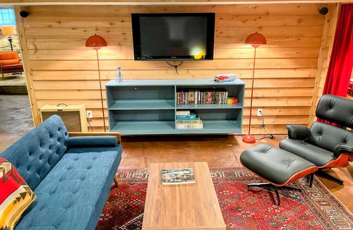 Summit - University Apartment | Luxury 1-bedroom Flat on Cathedral Hill: Private Sauna, Fireplace and Gym