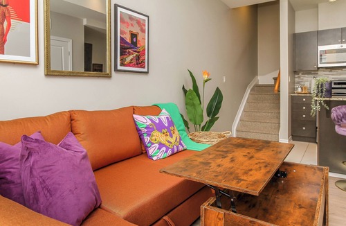Ottawa Division House | Luxury 1 Bedroom, Free Parking, Close to the Airport