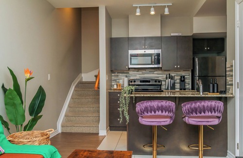 Ottawa Division House | Luxury 1 Bedroom, Free Parking, Close to the Airport