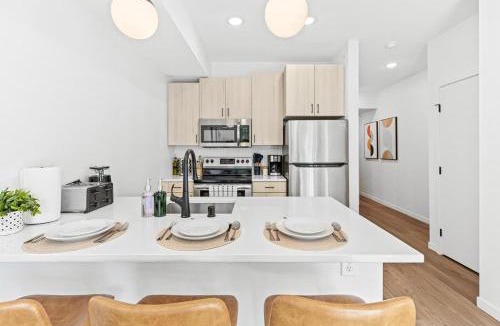 St. Anthony West Apartment | Luxury 1BD Gym Rooftop Street Parking by DT UMN