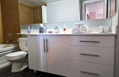 Downtown Mississauga Apartment | Luxury 2 bedroom Condo With Swimming Pool Near Square One