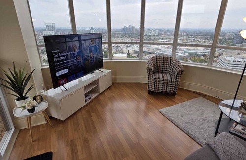 Downtown Mississauga Condo | Luxury 2BR/2Bath 1 Free Parking Penthouse by Celebration Square YYZ Airport UFT