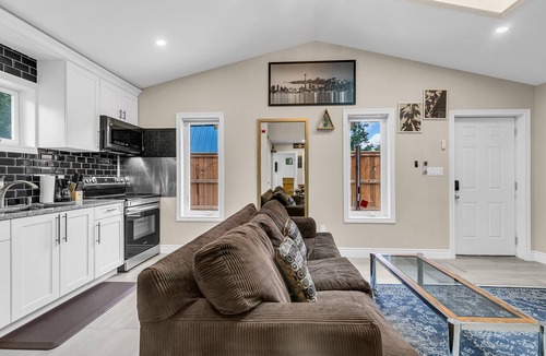 Windsor House | Luxury 2BR home with high ceilings with BBQ/patio in beautiful South Windsor.